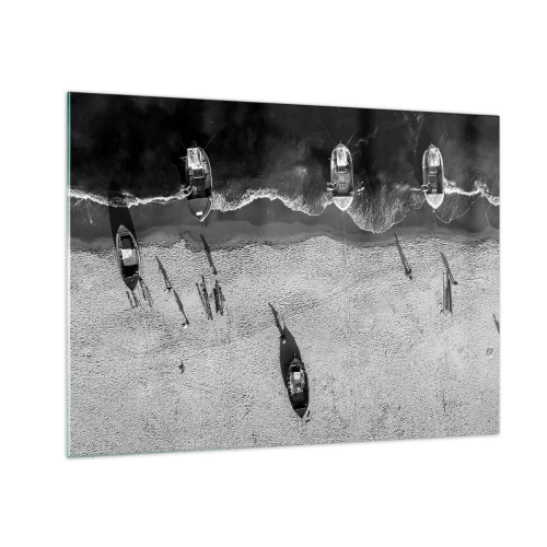 Obraz na skle - Černobílé lodě a jejich stíny na písečné pláži při pohledu shora - 70x50cm - Ještě na břehu… - Moderní nástěnná dekorace do obývacího pokoje a ložnice ARTTOR