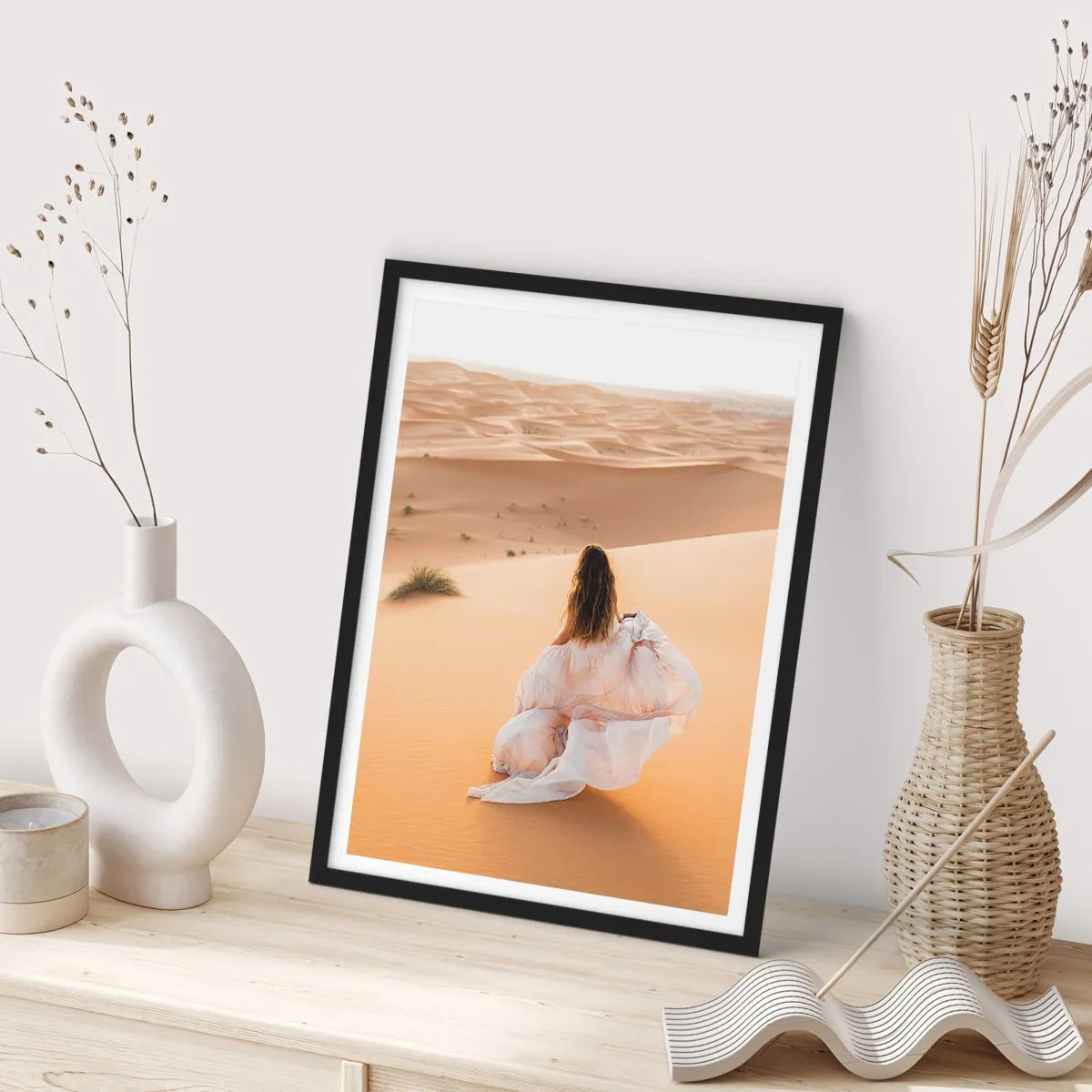 Plakát v černém rámu - Žena v splývavých šatech v poušti - 50x70cm - Útěk na svobodu - Moderní nástěnná dekorace do obývacího pokoje a ložnice ARTTOR