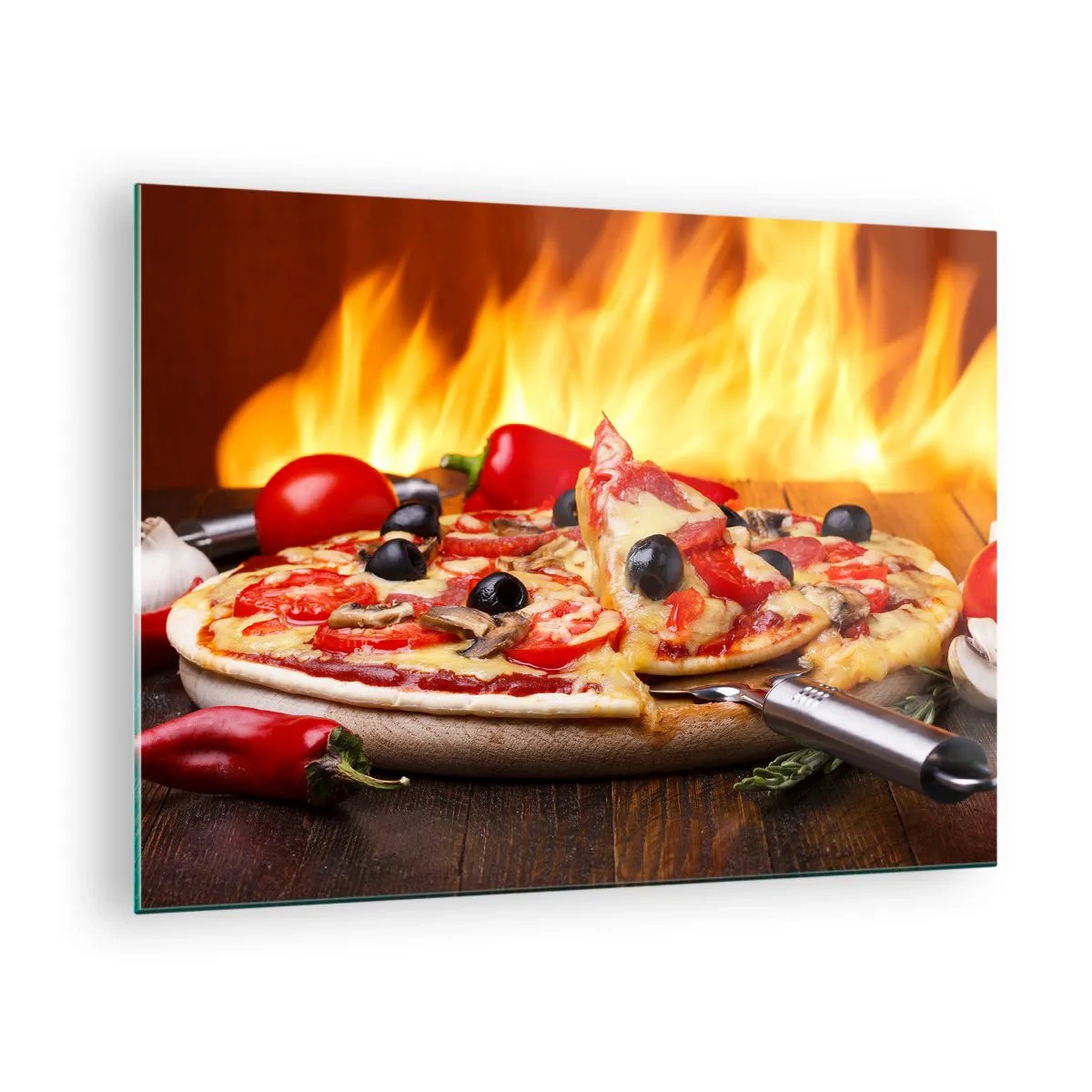 Obraz na skle - Pizza s olivami na pozadí plamenů ohně - 70x50cm - From Italy with love - Moderní nástěnná dekorace do obývacího pokoje a ložnice ARTTOR