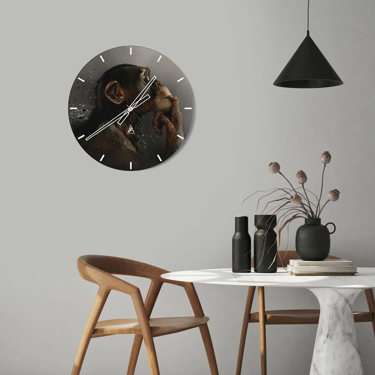 Nástěnné hodiny - Zamyšlený šimpanz na tmavém pozadí - 30x30cm - Určitě myslitel - Moderní nástěnná dekorace do obývacího pokoje, kuchyně a ložnice ARTTOR