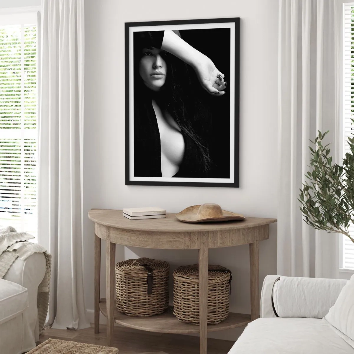 Plakát v černém rámu - Černobílá fotografie ženy s tajemným pohledem - 50x70cm - Škola svádění - Moderní nástěnná dekorace do obývacího pokoje a ložnice ARTTOR