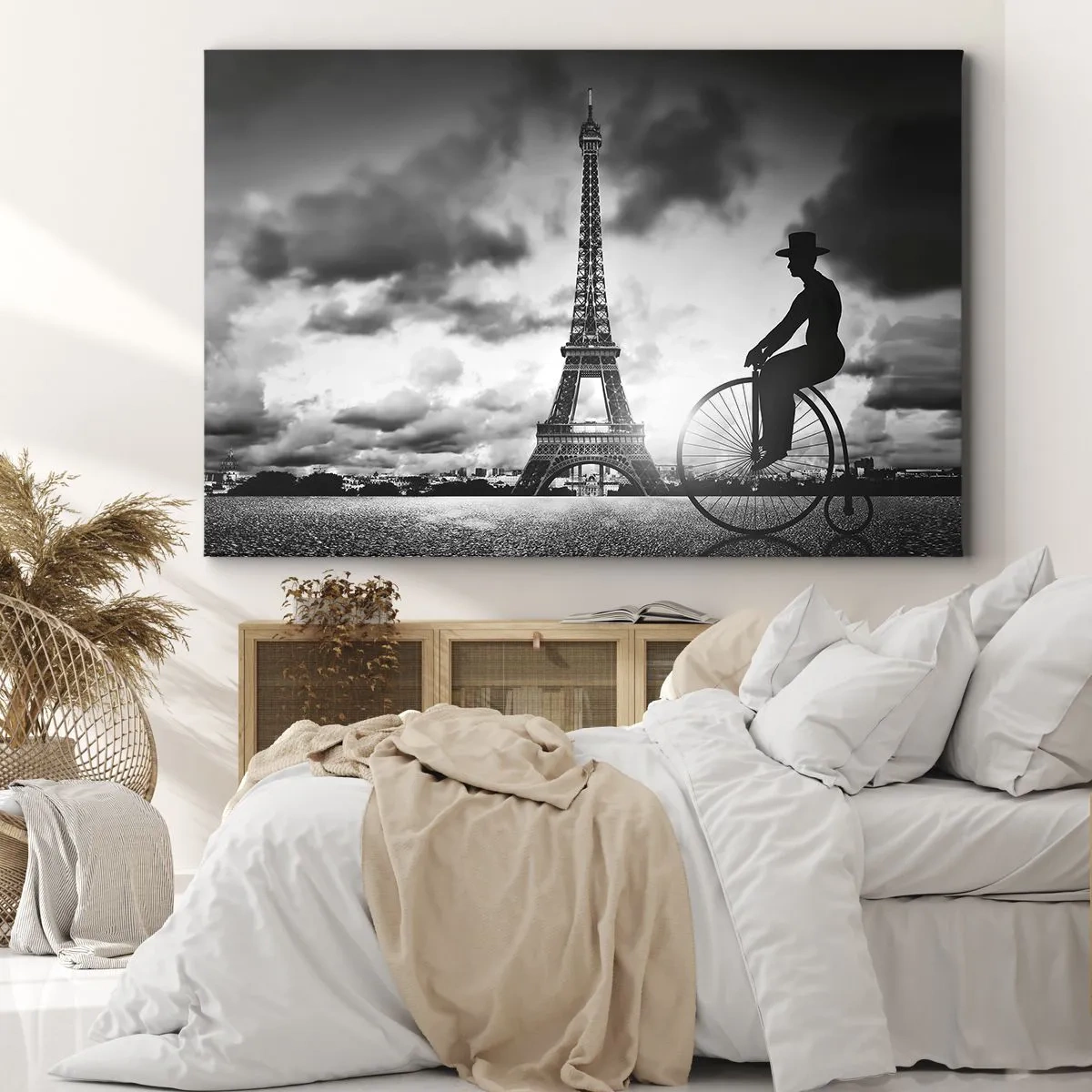 Obraz na plátně - Černobílý obrázek retro kola s Eiffelovou věží v pozadí - 70x50cm - Touha po Belle Epoque - Moderní nástěnná dekorace do obývacího pokoje a ložnice ARTTOR