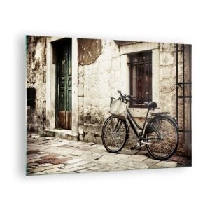 Obraz na skle - Černobílé kolo opřené o starý činžovní dům - 70x50cm - Návrat do minulosti - Moderní nástěnná dekorace do obývacího pokoje a ložnice ARTTOR