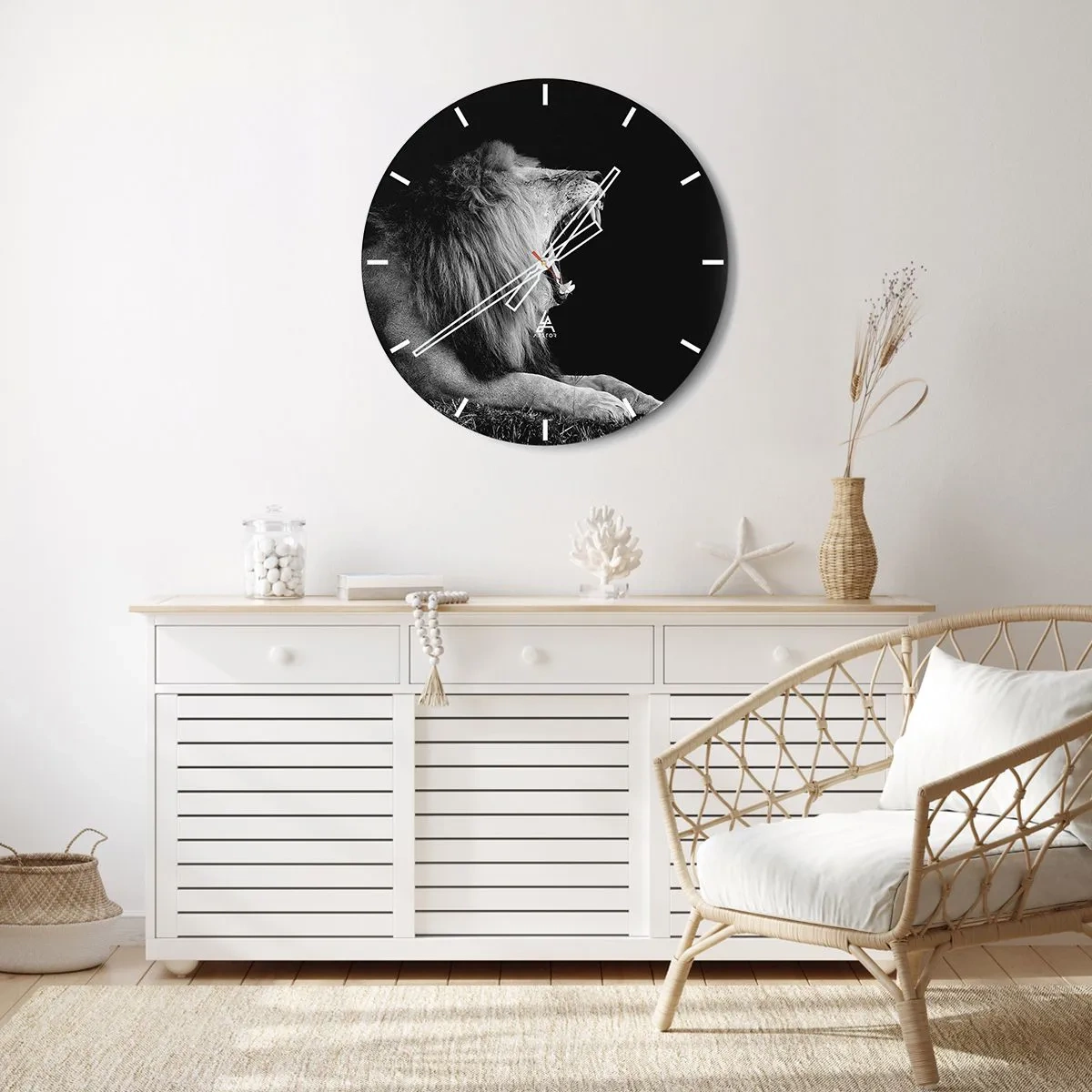 Nástěnné hodiny - Černobílá fotografie řvoucího lva - 30x30cm - Bez nejmenších pochyb - Moderní nástěnná dekorace do obývacího pokoje, kuchyně a ložnice ARTTOR