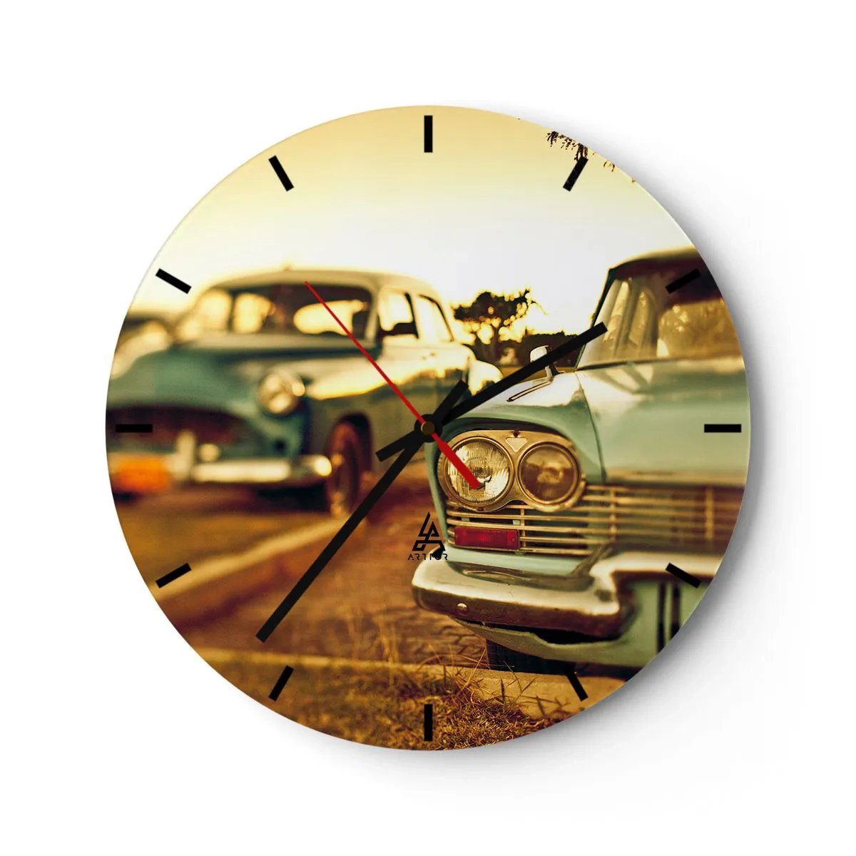 Nástěnné hodiny - Dvě klasická retro auta na pozadí západu slunce - 30x30cm - Počkáme, uvidíme - Moderní nástěnná dekorace do obývacího pokoje, kuchyně a ložnice ARTTOR