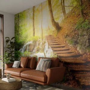Fototapeta Standard Eco - Lesní vodopád a dřevěná cesta - 100x70cm - Vytoužený chlad - Moderní nástěnná dekorace do obývacího pokoje a ložnice ARTTOR
