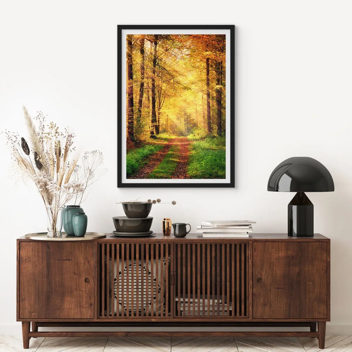 Plakát v černém rámu - Lesní cesta ve světle zlatého podzimního slunce - 50x70cm - Lesně-zlaté ticho - Moderní nástěnná dekorace do obývacího pokoje a ložnice ARTTOR