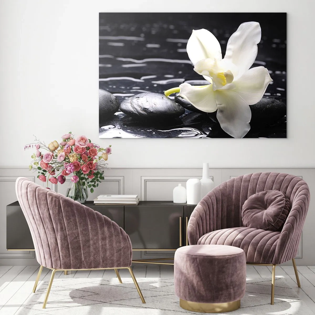 Obraz na skle - Bílá orchidej na mokrých černých kamenech - 70x50cm - Studie v černé a bílé - Moderní nástěnná dekorace do obývacího pokoje a ložnice ARTTOR
