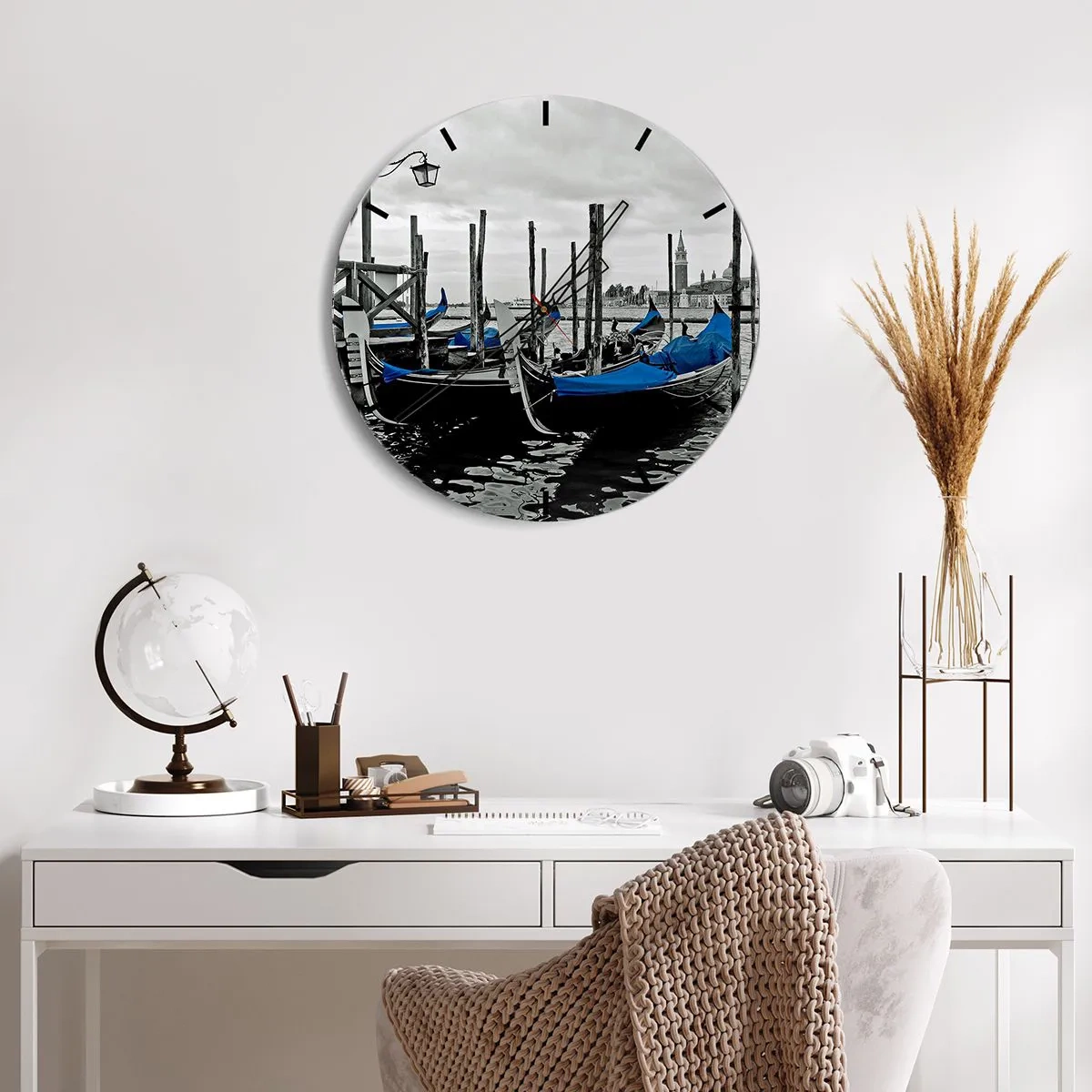 Nástěnné hodiny - Černobílé gondoly s modrými kryty v Benátkách - 30x30cm - Zamyšlené Benátky - Moderní nástěnná dekorace do obývacího pokoje, kuchyně a ložnice ARTTOR