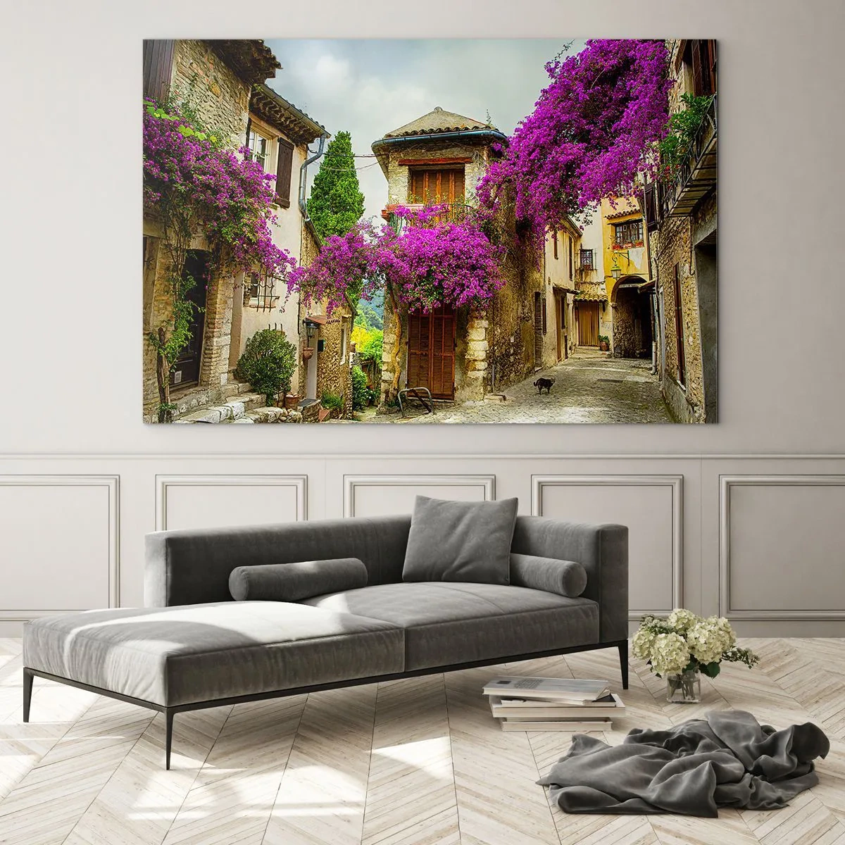 Obraz na skle - Okouzlující ulice s kvetoucími růžovými vinicemi a činžovními domy - 70x50cm - Pod květinovým baldachýnem - Moderní nástěnná dekorace do obývacího pokoje a ložnice ARTTOR