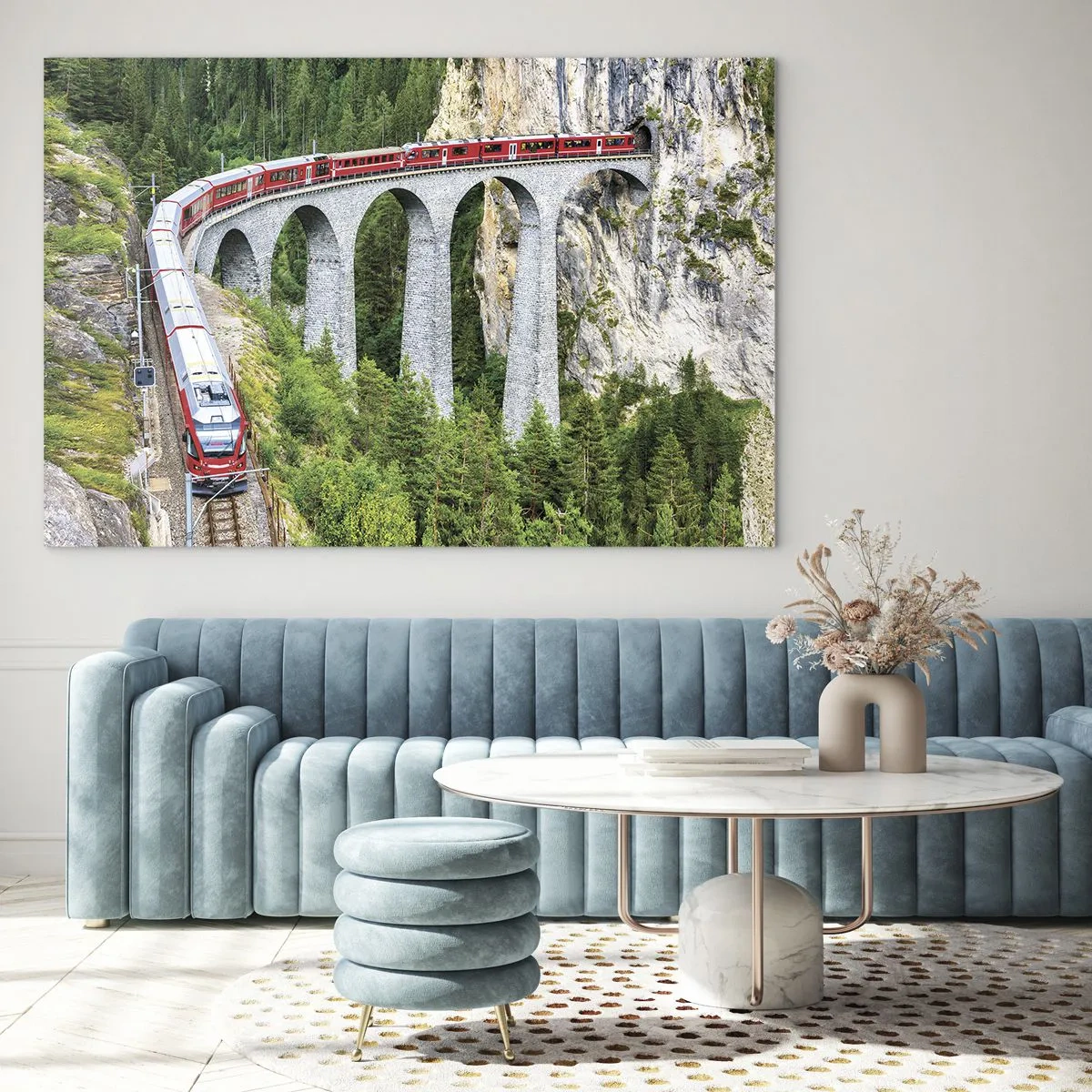 Obraz na skle - Vlak s horským mostem v pozadí uprostřed zelené krajiny - 70x50cm - Horský výhled přímo z vlaku - Moderní nástěnná dekorace do obývacího pokoje a ložnice ARTTOR