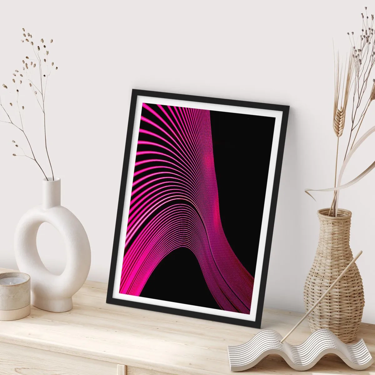 Plakát v černém rámu - Dynamické růžové čáry na černém pozadí - 50x70cm - Alej světla - Moderní nástěnná dekorace do obývacího pokoje a ložnice ARTTOR