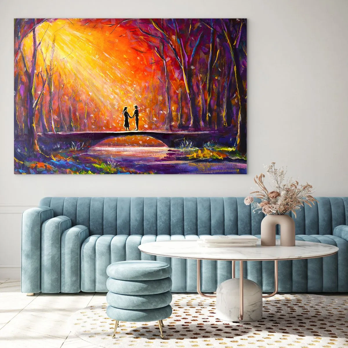 Obraz na skle - Pár na mostě ve světle zapadajícího slunce, obklopený stromy. - 70x50cm - Nebe je taky miluje - Moderní nástěnná dekorace do obývacího pokoje a ložnice ARTTOR