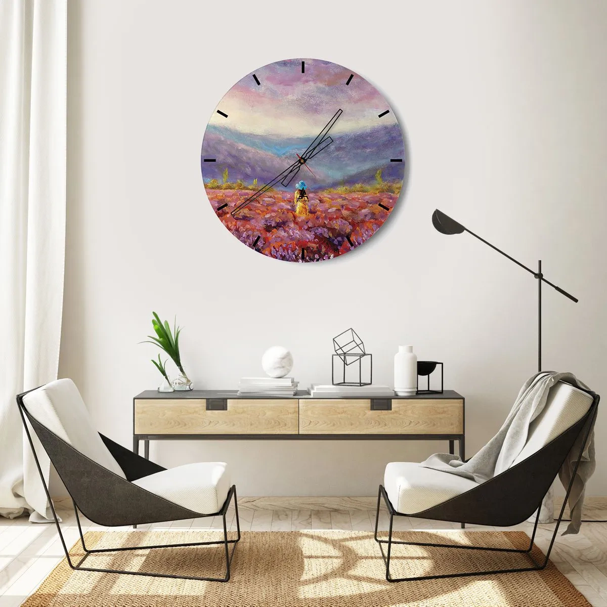 Nástěnné hodiny - Žena s kloboukem v levandulovém poli s výhledem na hory - 30x30cm - V levandulovém světě - Moderní nástěnná dekorace do obývacího pokoje, kuchyně a ložnice ARTTOR