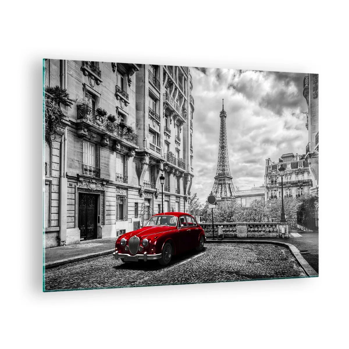 Obraz na skle - Červené auto před Eiffelovou věží v černobílé Paříži - 70x50cm - Dravec ve městě - Moderní nástěnná dekorace do obývacího pokoje a ložnice ARTTOR