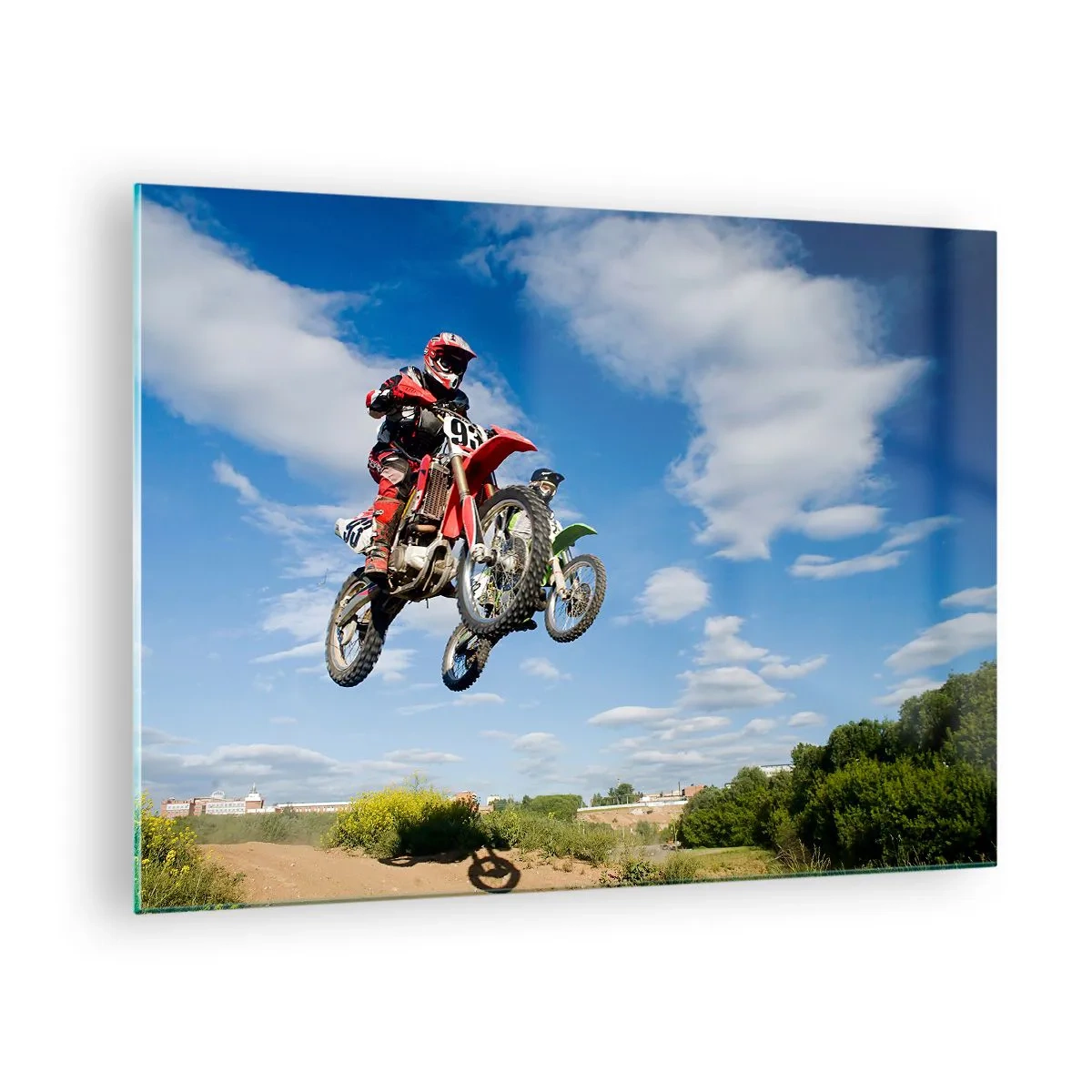 Obraz na skle - Motocyklový závodník za letu proti modré obloze - 70x50cm - Skok z oblak - Moderní nástěnná dekorace do obývacího pokoje a ložnice ARTTOR