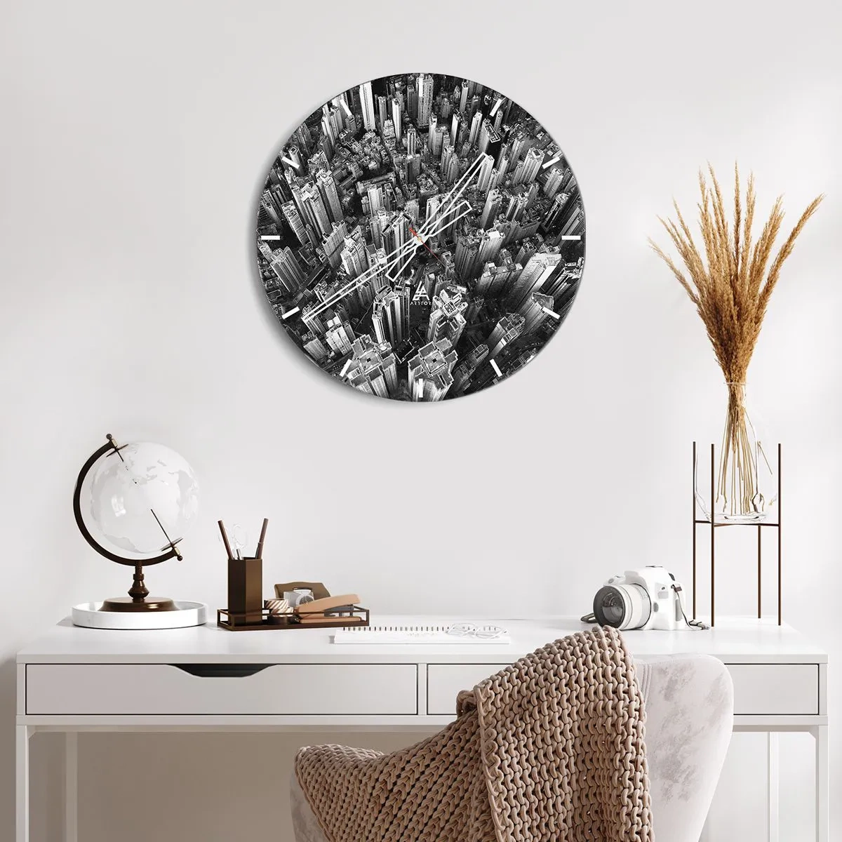 Nástěnné hodiny - Černobílý pohled na město z ptačí perspektivy - 30x30cm - Stále výš a výš - Moderní nástěnná dekorace do obývacího pokoje, kuchyně a ložnice ARTTOR