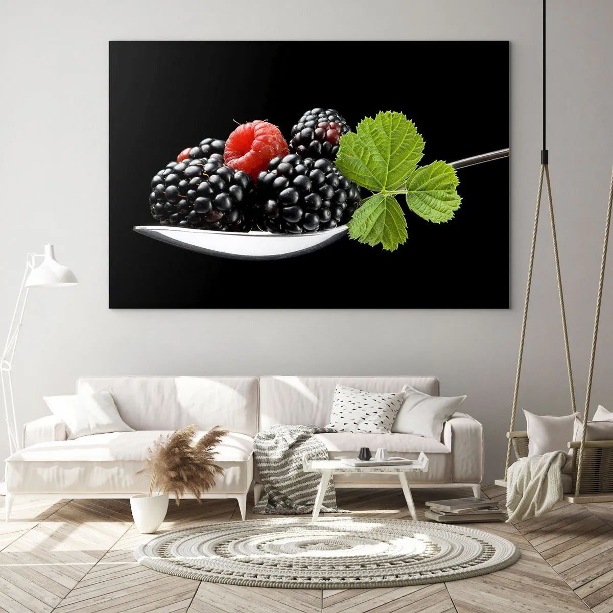 Obraz na skle - Maliny a ostružiny na lžíci se zeleným listem na černém pozadí - 70x50cm - Chuť svěžesti - Moderní nástěnná dekorace do obývacího pokoje a ložnice ARTTOR