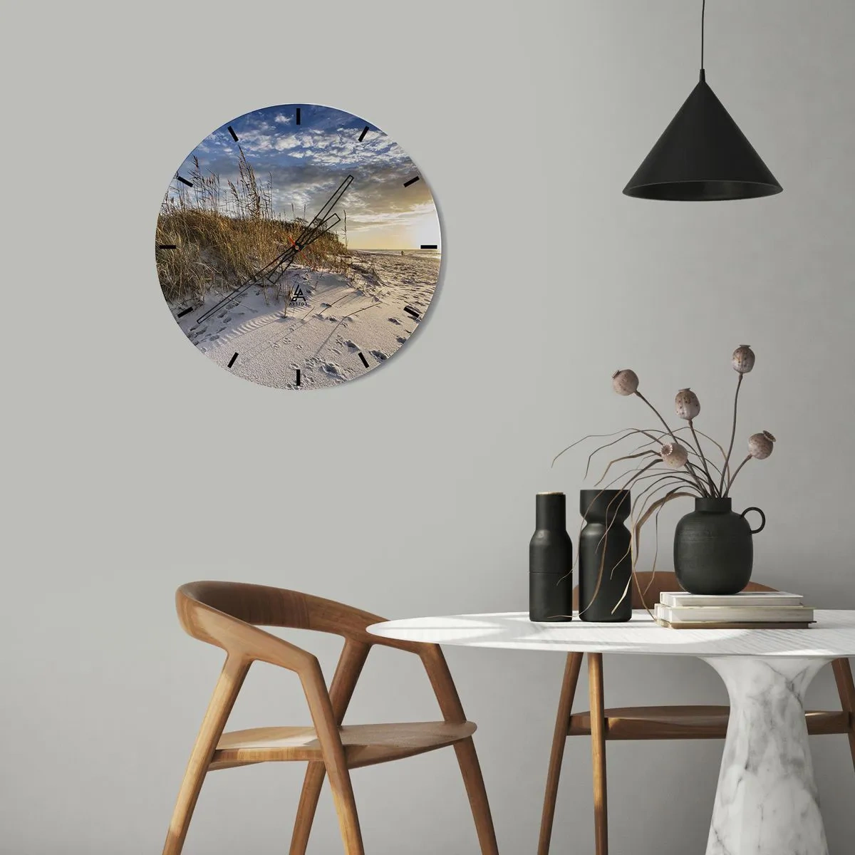 Nástěnné hodiny - Písečná pláž s trávou při západu slunce - 30x30cm - Pozvánka na procházku - Moderní nástěnná dekorace do obývacího pokoje, kuchyně a ložnice ARTTOR