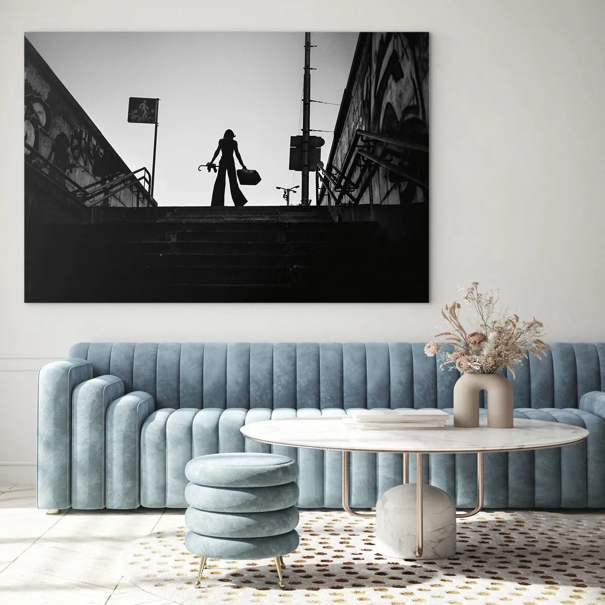 Obraz na skle - Černá a bílá silueta ženy na pozadí městské krajiny - 70x50cm - Městská cesta - Moderní nástěnná dekorace do obývacího pokoje a ložnice ARTTOR