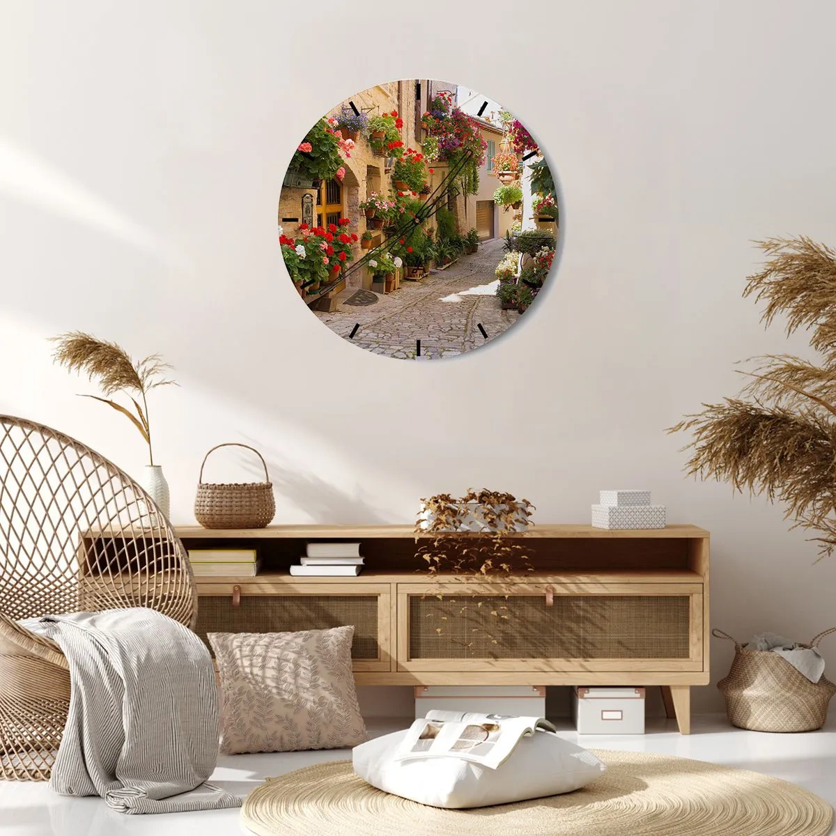 Nástěnné hodiny - Ciferník s motivem malebné ulice plné barevných květin - 30x30cm - V záplavě květin - Moderní nástěnná dekorace do obývacího pokoje, kuchyně a ložnice ARTTOR