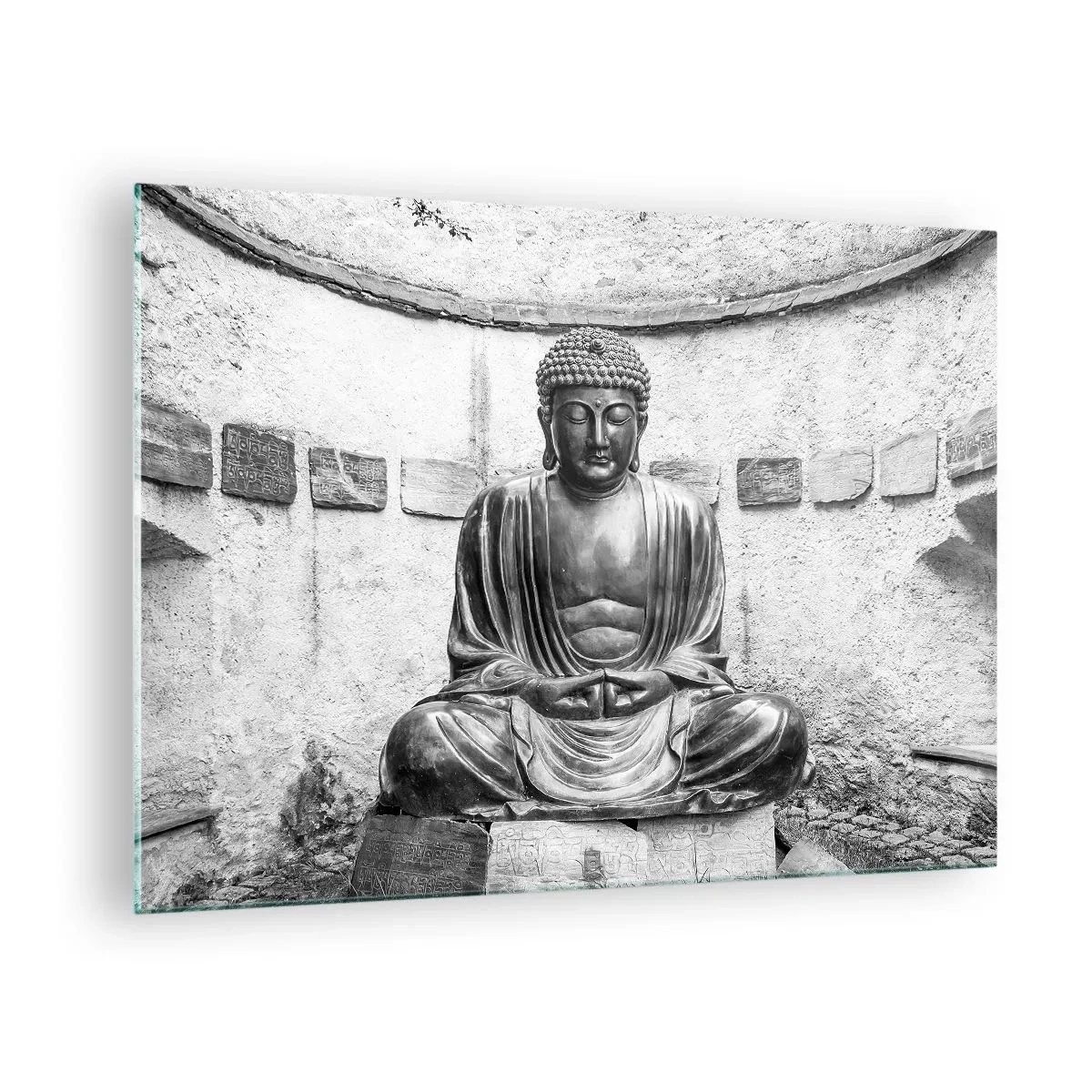 Obraz na skle - Černá a bílá socha Buddhy v meditativní póze - 70x50cm - U zdroje klidu - Moderní nástěnná dekorace do obývacího pokoje a ložnice ARTTOR
