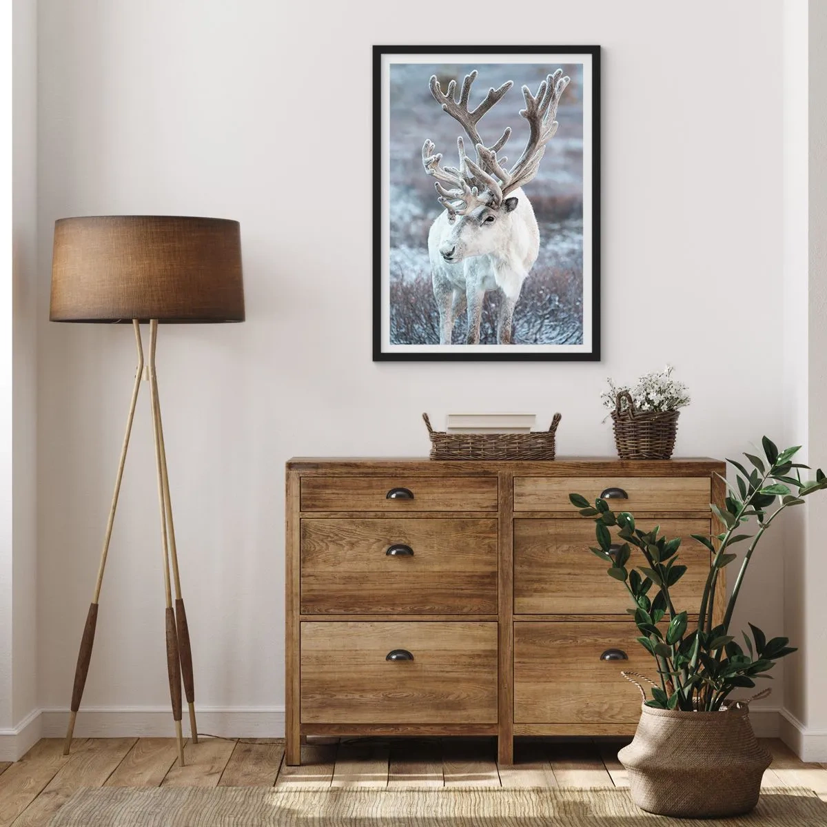 Plakát v černém rámu - Bílý sob v zimní krajině - 50x70cm - Sluneční portrét - Moderní nástěnná dekorace do obývacího pokoje a ložnice ARTTOR