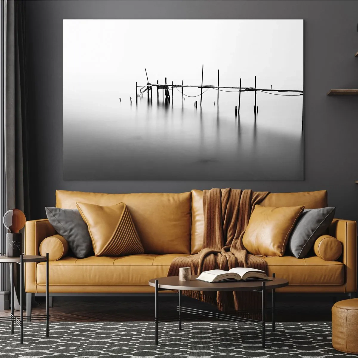 Obraz na skle - Černobílé molo na klidné hladině vody - 70x50cm - A co když svět není? - Moderní nástěnná dekorace do obývacího pokoje a ložnice ARTTOR
