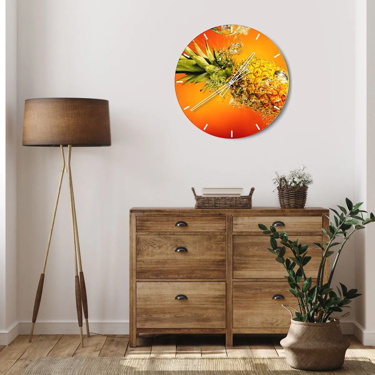 Nástěnné hodiny - Ananas ponořený ve vodě na oranžovém gradientním pozadí. - 30x30cm - Tropická šťavnatá svěžest - Moderní nástěnná dekorace do obývacího pokoje, kuchyně a ložnice ARTTOR