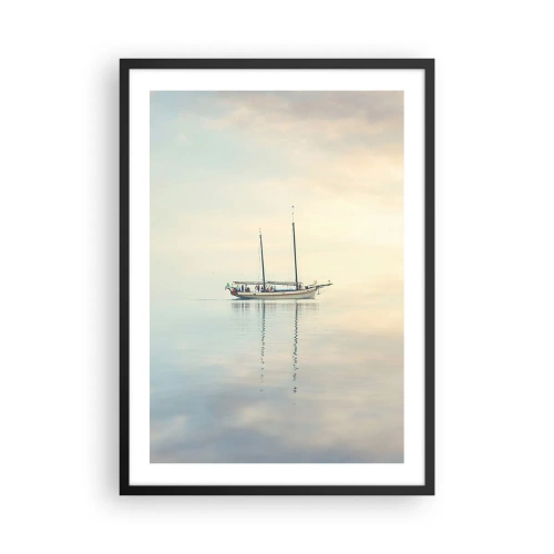 Plakát v černém rámu - Loď na klidném moři s jemným odrazem - 50x70cm - V moři ticha - Moderní nástěnná dekorace do obývacího pokoje a ložnice ARTTOR