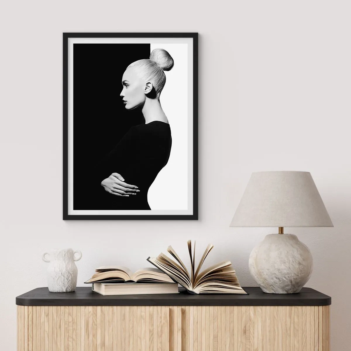 Plakát v černém rámu - Minimalistický portrét ženy v černobílé kompozici - 50x70cm - Prostě žena - Moderní nástěnná dekorace do obývacího pokoje a ložnice ARTTOR