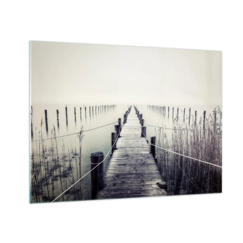 Obraz na skle - Dřevěný most vede do hlubin klidného jezera v mlze. - 70x50cm - Ponoř se do klidu - Moderní nástěnná dekorace do obývacího pokoje a ložnice ARTTOR