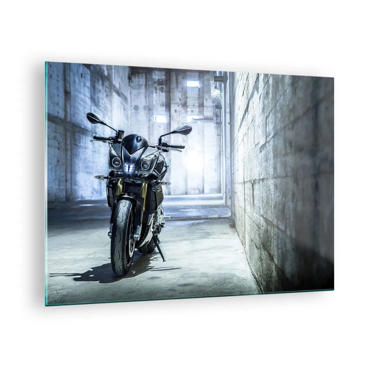 Obraz na skle - Motocykl v industriálním interiéru s betonovými zdmi - 70x50cm - Než zařve motor - Moderní nástěnná dekorace do obývacího pokoje a ložnice ARTTOR