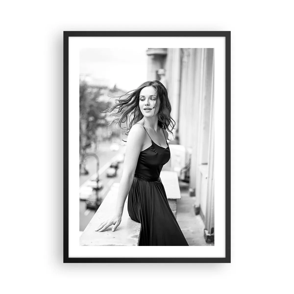 Plakát v černém rámu - Černobílá fotografie ženy na balkóně - 50x70cm - Určitě Pařížanka - Moderní nástěnná dekorace do obývacího pokoje a ložnice ARTTOR