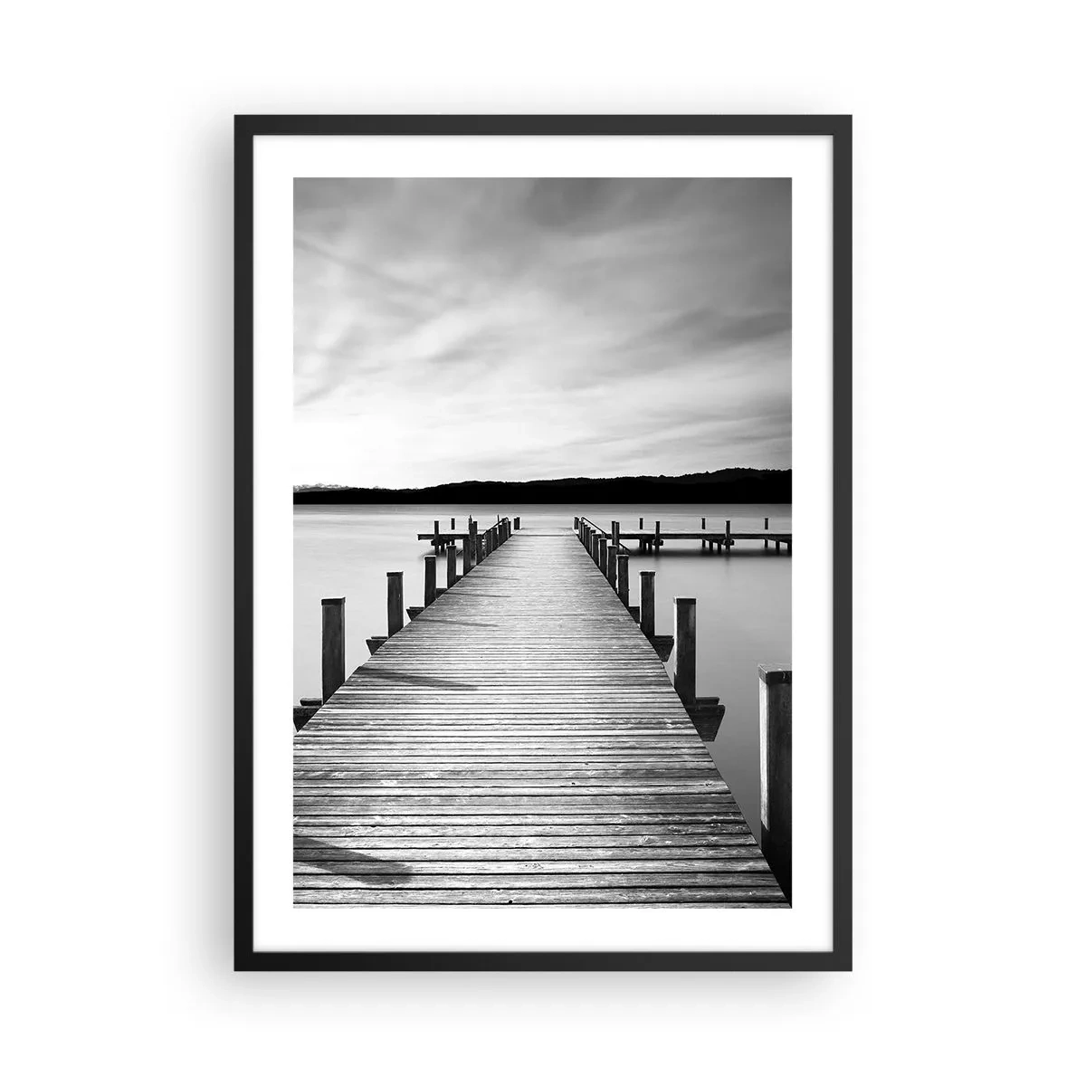 Plakát v černém rámu - Dřevěné molo nad klidným jezerem v černé a bílé - 50x70cm - U napajedla – klidu - Moderní nástěnná dekorace do obývacího pokoje a ložnice ARTTOR