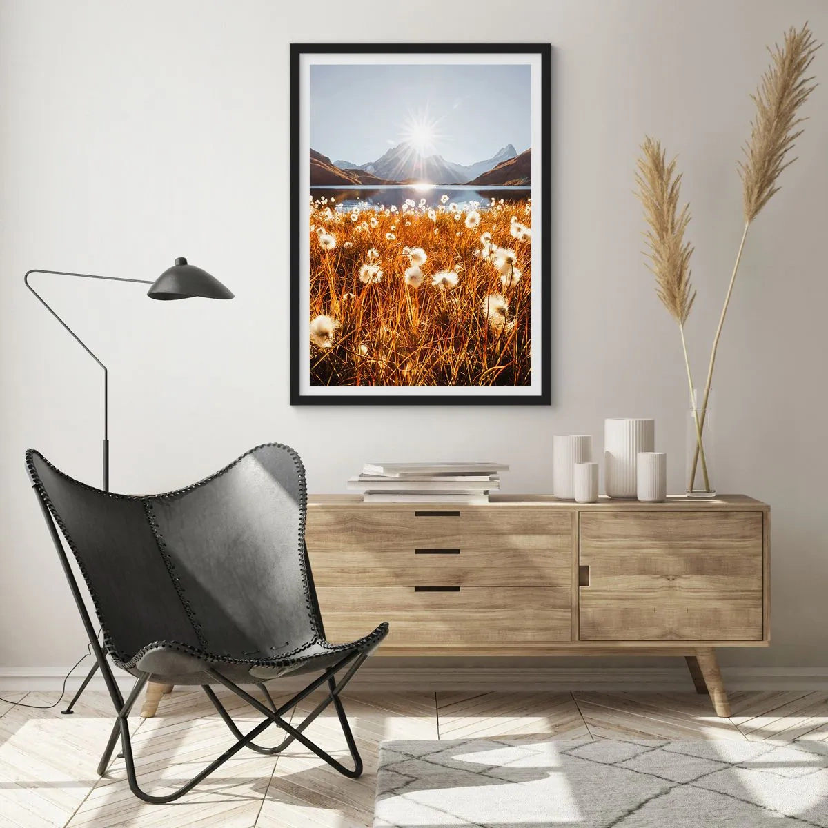 Plakát v černém rámu - Louka s bílými květy proti jezeru a horám při západu slunce - 50x70cm - Tvrdost skal, měkkost trav - Moderní nástěnná dekorace do obývacího pokoje a ložnice ARTTOR