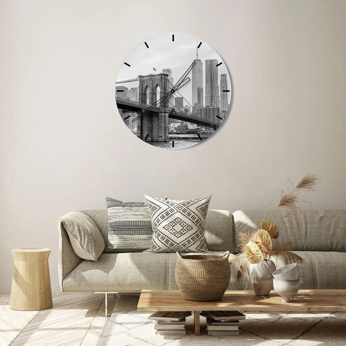 Nástěnné hodiny - Brooklynský most proti panoramatu města v černé a bílé - 30x30cm - Newyorské zázraky - Moderní nástěnná dekorace do obývacího pokoje, kuchyně a ložnice ARTTOR