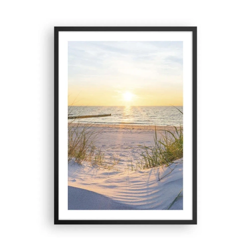 Plakát v černém rámu - Pláž při západu slunce s výhledem na moře - 50x70cm - Šumění moře, zpěv ptáků, divoká pláž uprostřed trávy… - Moderní nástěnná dekorace do obývacího pokoje a ložnice ARTTOR