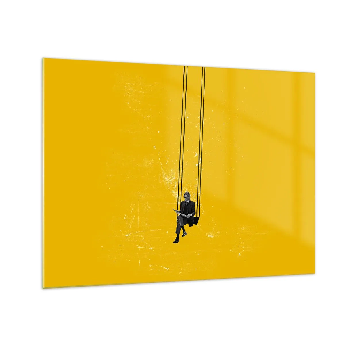 Obraz na skle - Postava na houpačce visící na žlutém pozadí - 70x50cm - Den jako každý jiný - Moderní nástěnná dekorace do obývacího pokoje a ložnice ARTTOR