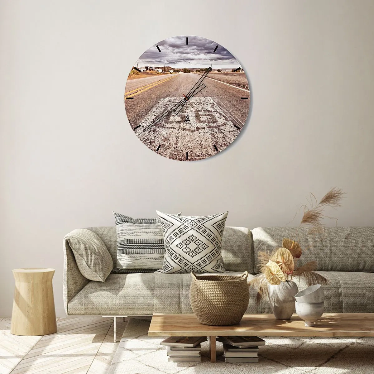 Nástěnné hodiny - Route 66 pod zataženou oblohou - 30x30cm - Mother Road - americká legenda - Moderní nástěnná dekorace do obývacího pokoje, kuchyně a ložnice ARTTOR
