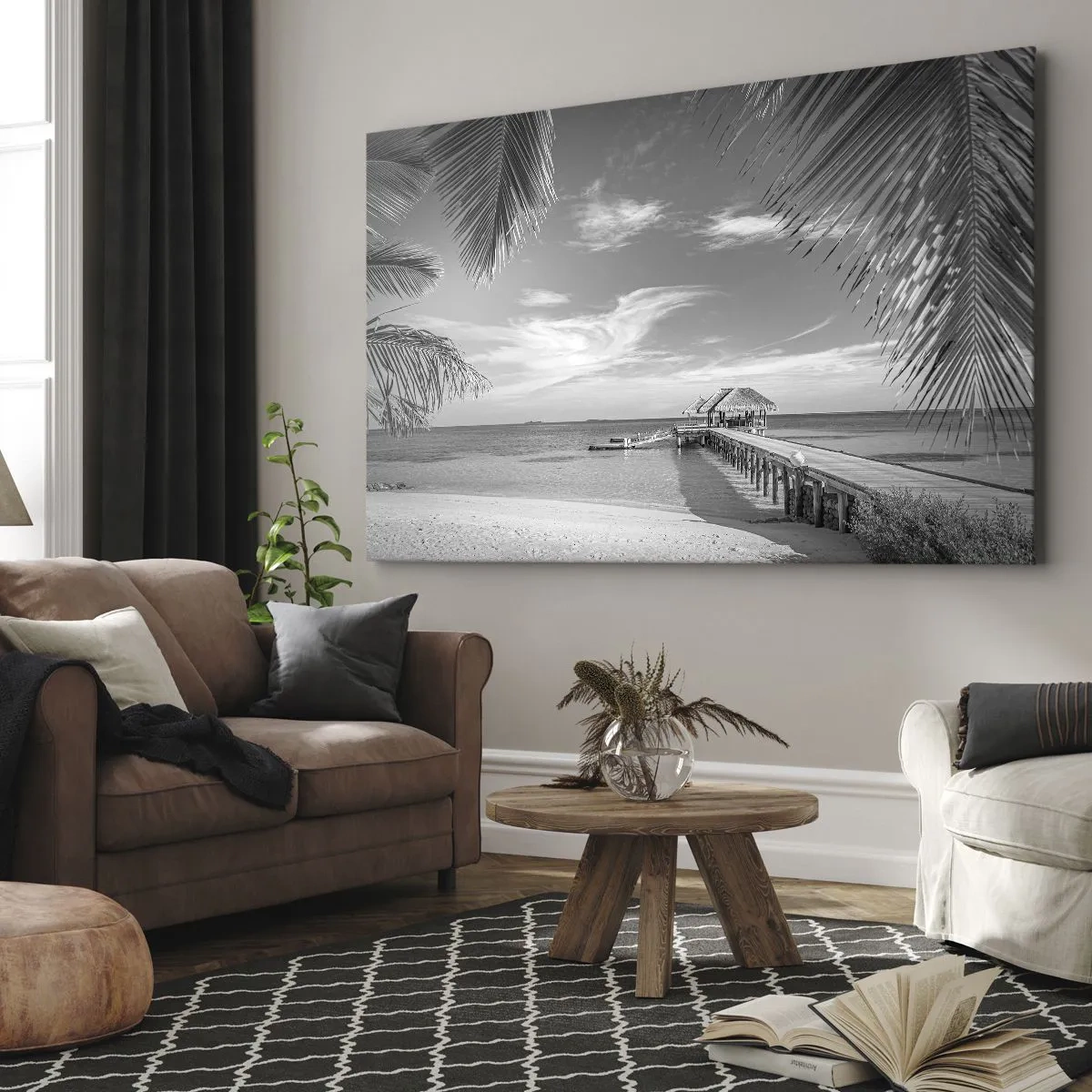 Obraz na plátně - Černobílá pláž s molem a palmami na tropickém pobřeží - 70x50cm - Vzpomínka nebo sen? - Moderní nástěnná dekorace do obývacího pokoje a ložnice ARTTOR
