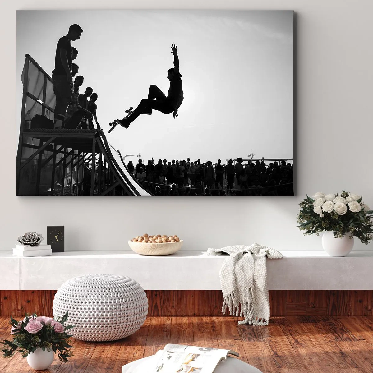 Obraz na plátně - Černobílá scéna skateboardingu na rampě - 70x50cm - Hrdinové a diváci - Moderní nástěnná dekorace do obývacího pokoje a ložnice ARTTOR