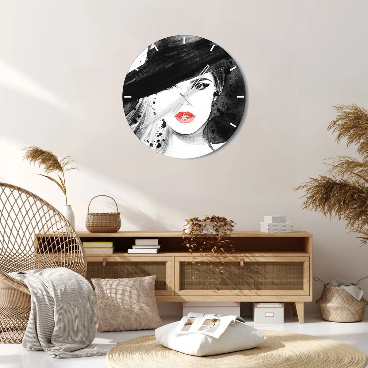 Nástěnné hodiny - Stylová žena v klobouku s červenými rty - 30x30cm - Dáma v černém - Moderní nástěnná dekorace do obývacího pokoje, kuchyně a ložnice ARTTOR