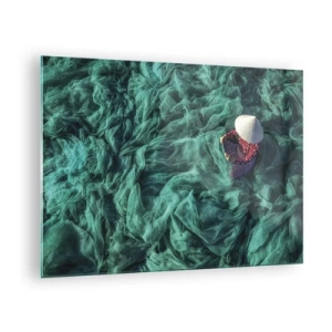 Obraz na skle - Žena v tradičním klobouku zašívá sítě - 70x50cm - V moři sítí - Moderní nástěnná dekorace do obývacího pokoje a ložnice ARTTOR