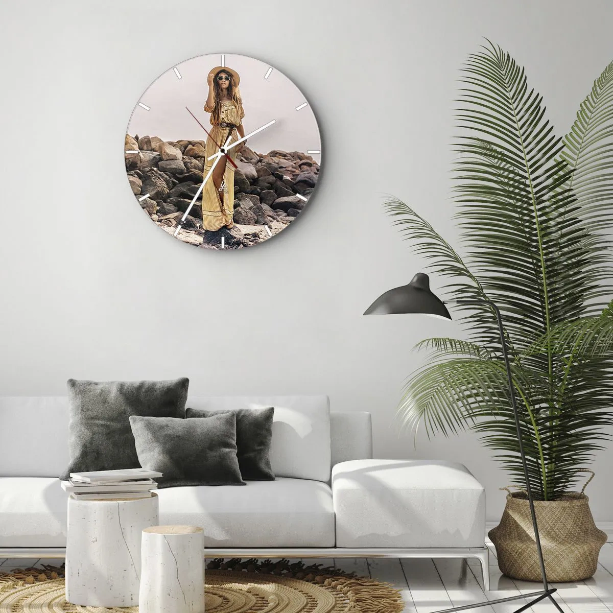 Nástěnné hodiny - Stylová žena v letních šatech na pozadí kamenů - 30x30cm - Kouzlo kamenů - Moderní nástěnná dekorace do obývacího pokoje, kuchyně a ložnice ARTTOR