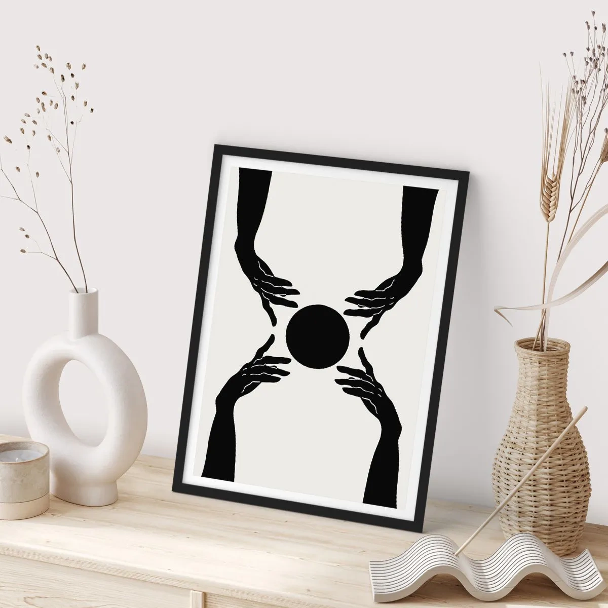 Plakát v černém rámu - Černobílá grafika ruky s míčem - 50x70cm - Tajné znamení - Moderní nástěnná dekorace do obývacího pokoje a ložnice ARTTOR