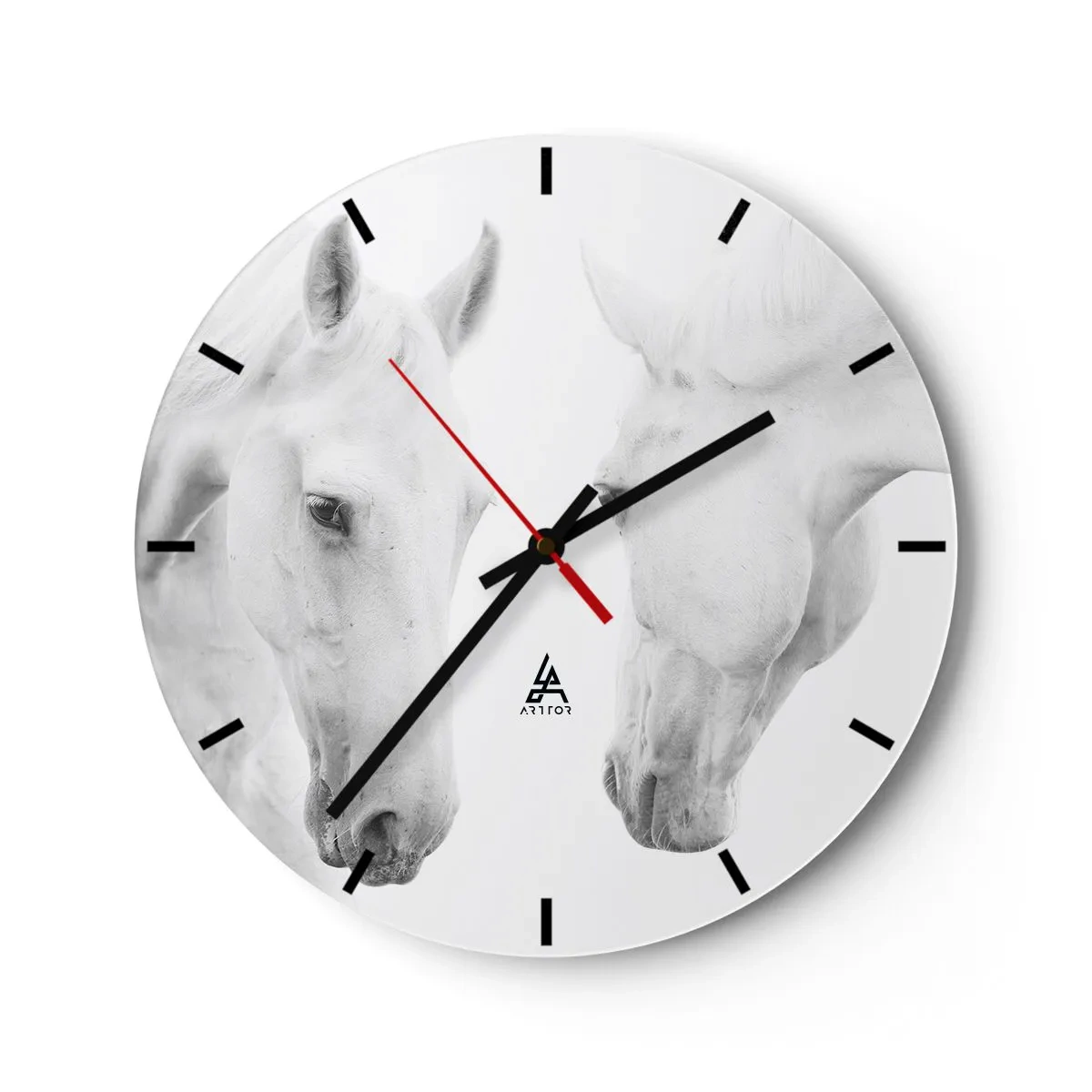 Nástěnné hodiny - Dva bílí koně stojící naproti sobě na bílém pozadí - 30x30cm - Je to přátelství…? - Moderní nástěnná dekorace do obývacího pokoje, kuchyně a ložnice ARTTOR