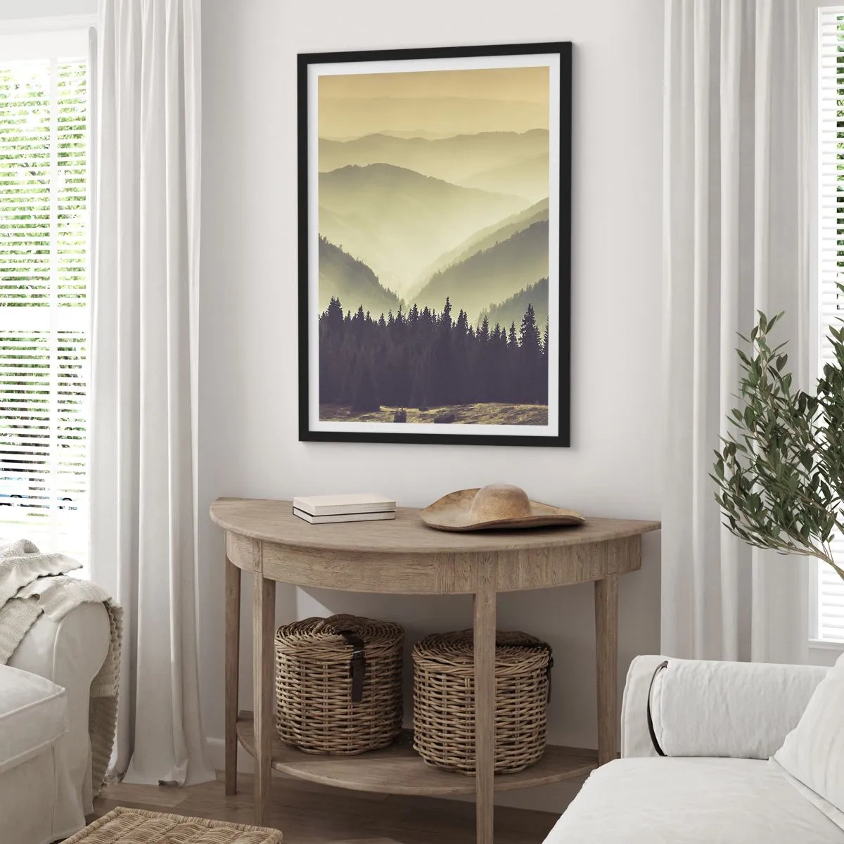 Plakát v černém rámu - Mlžné panorama hor s lesem - 50x70cm - Za sedmero horami… - Moderní nástěnná dekorace do obývacího pokoje a ložnice ARTTOR