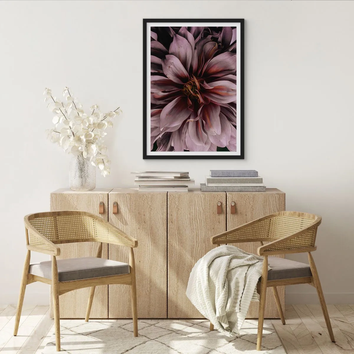 Plakát v černém rámu - Detailní záběr na tmavě růžový květ - 50x70cm - Květinové srdce - Moderní nástěnná dekorace do obývacího pokoje a ložnice ARTTOR