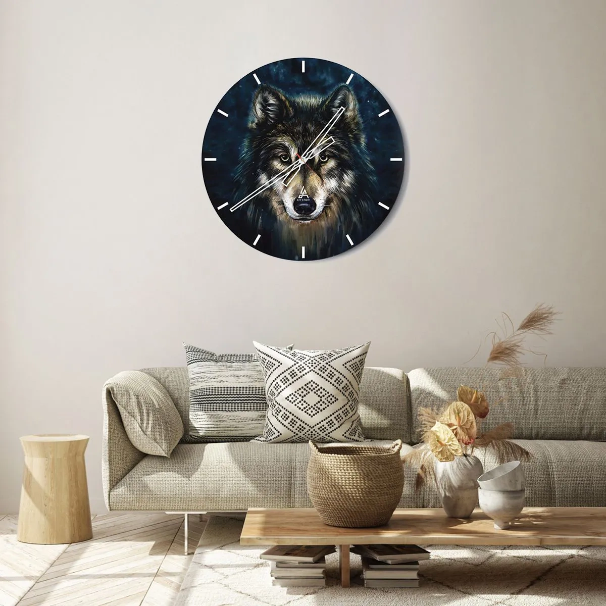 Nástěnné hodiny - Portrét vlka proti tmavě modré noční obloze - 30x30cm - Alfa? A omega - Moderní nástěnná dekorace do obývacího pokoje, kuchyně a ložnice ARTTOR
